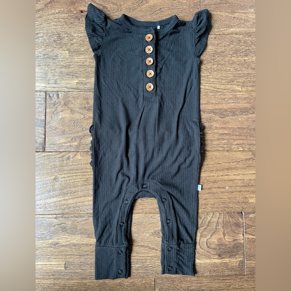BAMBOO Black Ribbed Ruffled Cap Sleeve Henley Romper 6-9m